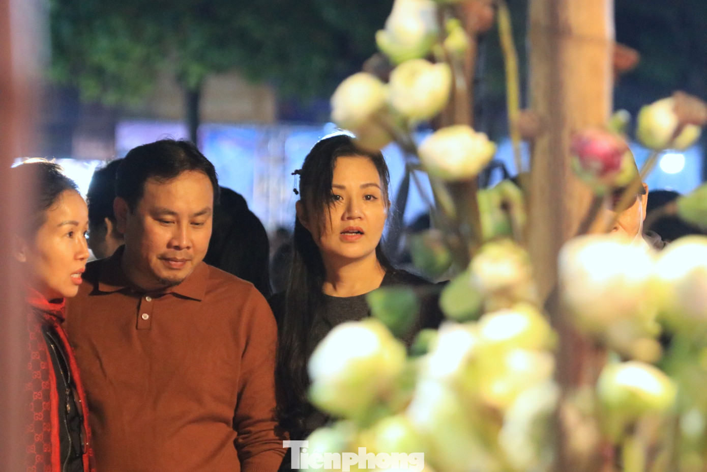 Du khách thích thú chiêm ngưỡng mâm cỗ 21 món ăn được làm từ sen. "Xưa nay cứ nghĩ sen chỉ để làm hoa cắm và có một vài món ăn từ hạt sen nhưng không nghĩ qua tay các nghệ nhân lại chế biến ra được nhiều món ăn đặc sắc, đẹp mắt như vậy. Chỉ nhìn thôi cũng đã thấy ngon và thích rồi", chị Trần Thị Lan (35 tuổi, trú thành phố Vinh) chia sẻ khi đến tham quan ở lễ hội.