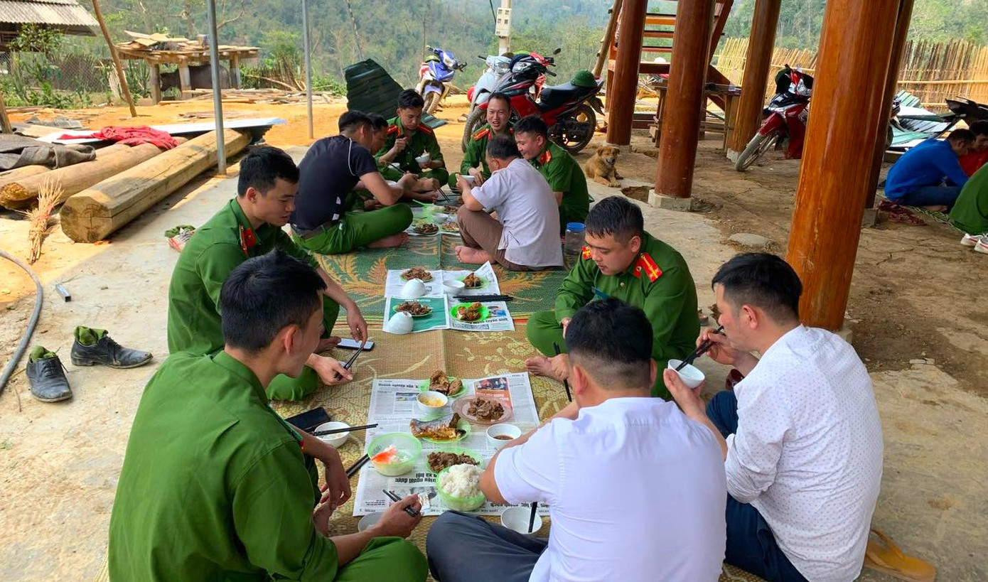Cán bộ chiến sỹ tranh thủ ăn cơm trưa để kịp hỗ trợ người dân dựng nhà, ổn định cuộc sống nhanh nhất có thể. Cán bộ chiến sỹ tranh thủ ăn cơm trưa để kịp hỗ trợ người dân dựng nhà, ổn định cuộc sống nhanh nhất có thể.