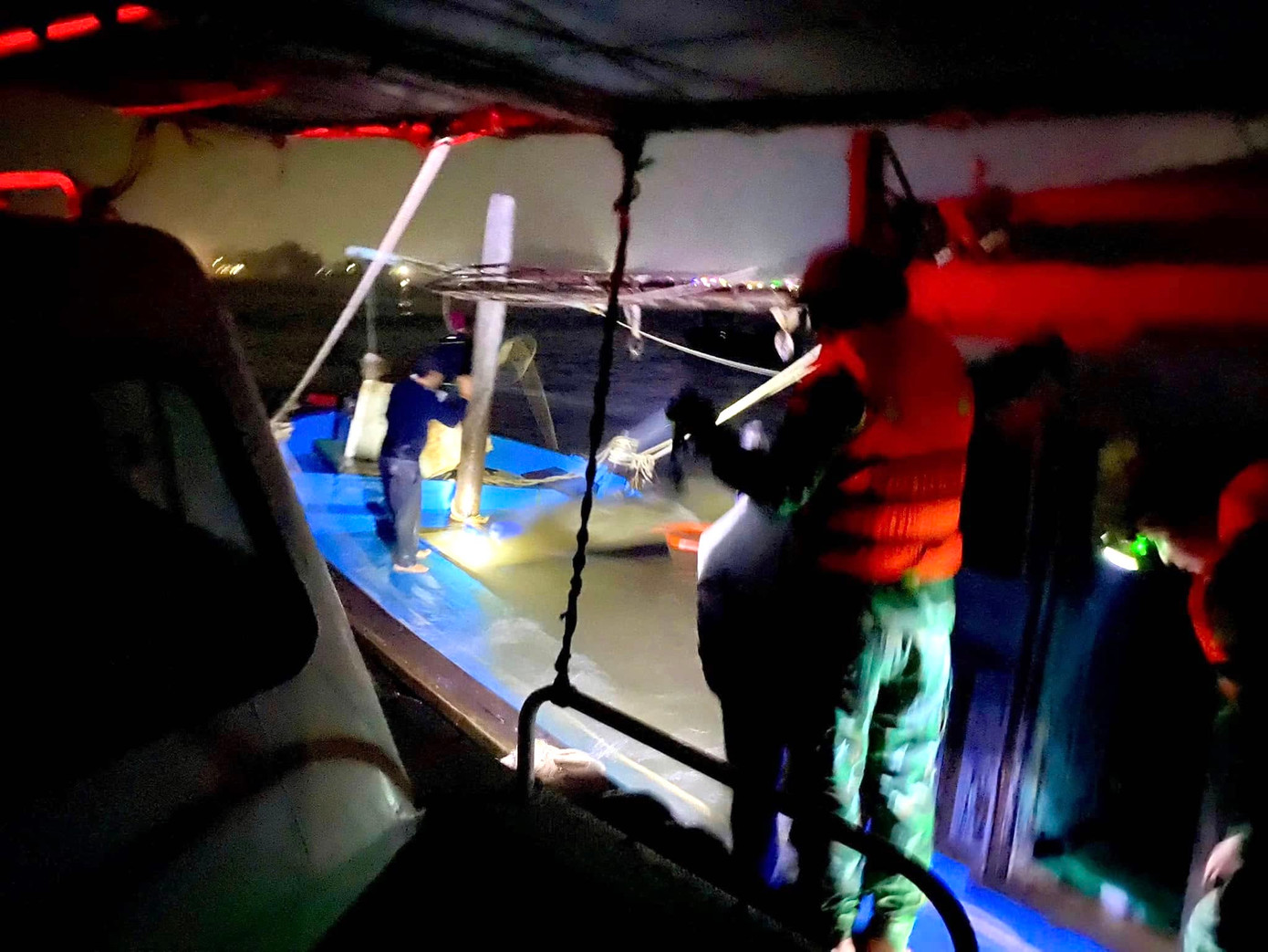 Các cán bộ, chiến sĩ Đồn Biên phòng Quỳnh Thuận tiếp cận thành công tàu cá gặp nạn. Các cán bộ, chiến sĩ Đồn Biên phòng Quỳnh Thuận tiếp cận thành công tàu cá gặp nạn.