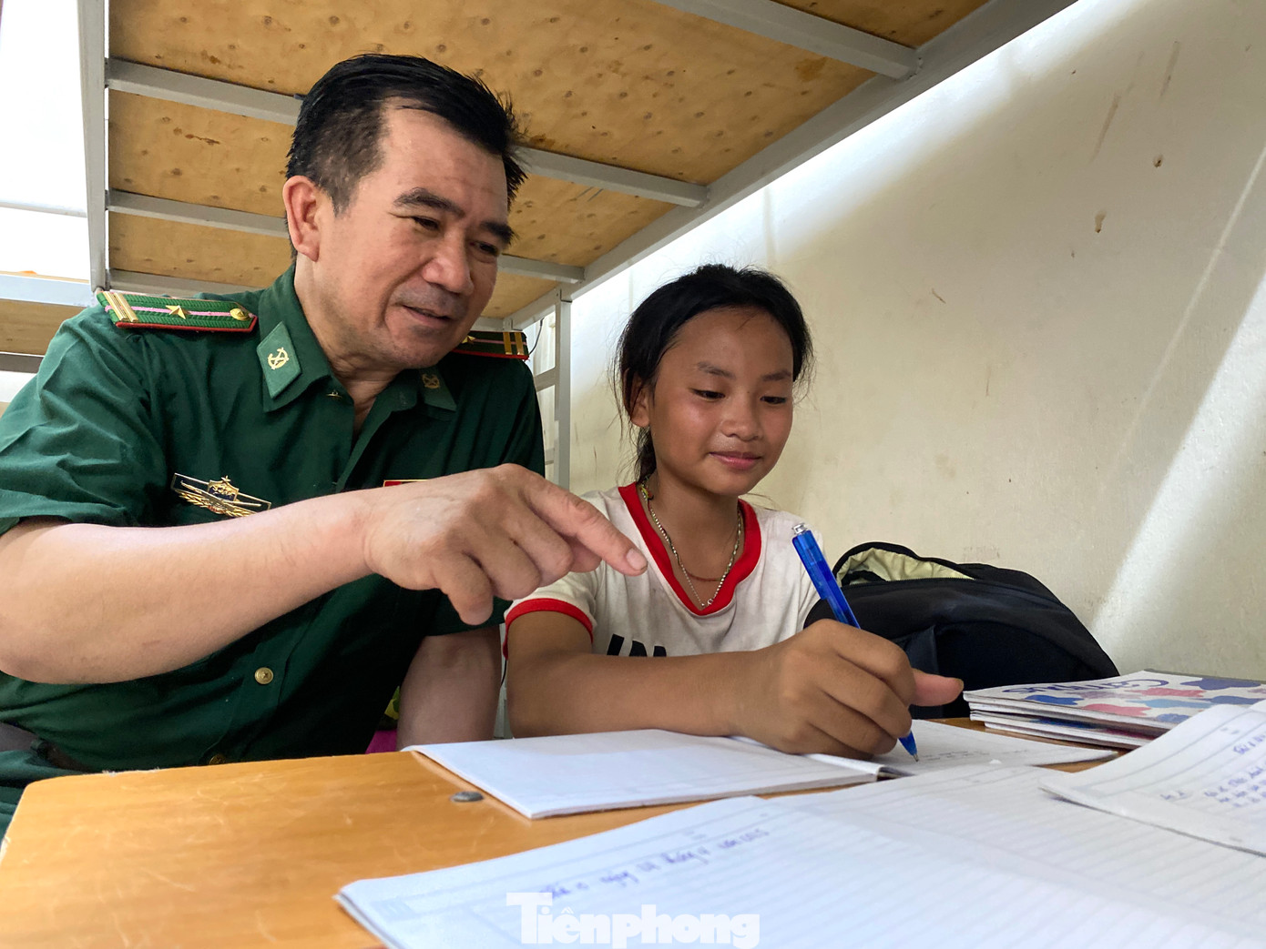 "Ở đây chúng cháu được các chú, các bác chăm sóc, bày dạy học hành và xem như con trong nhà. Chúng cháu thì xem các chú, các bác như những người bố. Nhờ có các chú, các bác, chúng cháu được đến trường học hành đầy đủ hơn", La Thị Tình (học sinh lớp 7) nói.