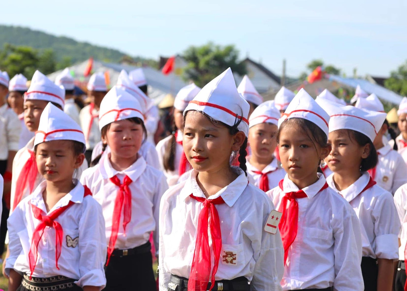 Thiếu nhi háo hức, vui tươi trong ngày hội.