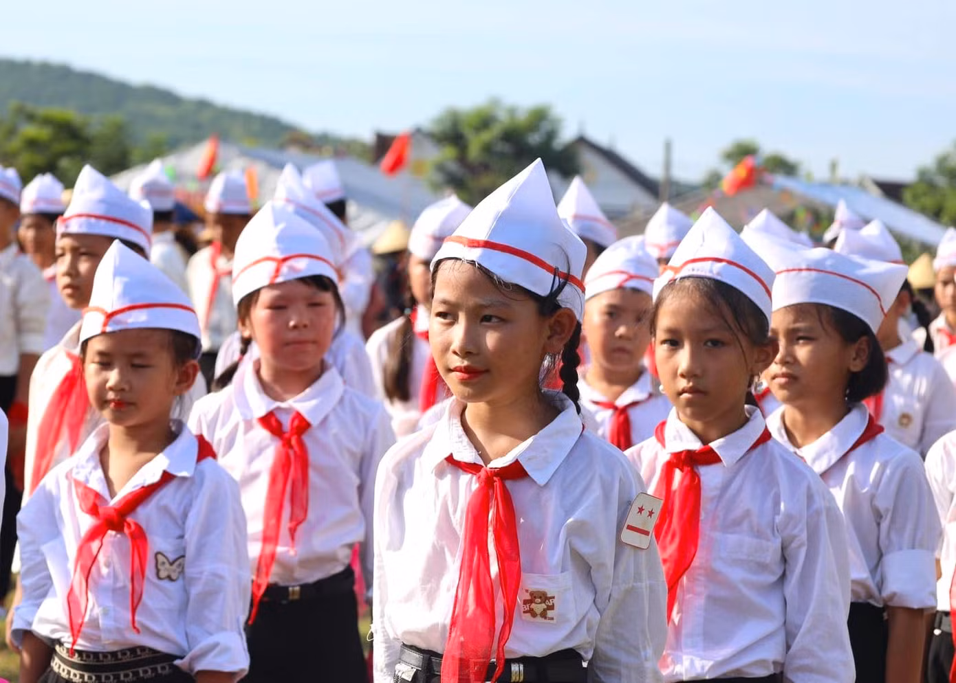 Thiếu nhi háo hức, vui tươi trong ngày hội.
