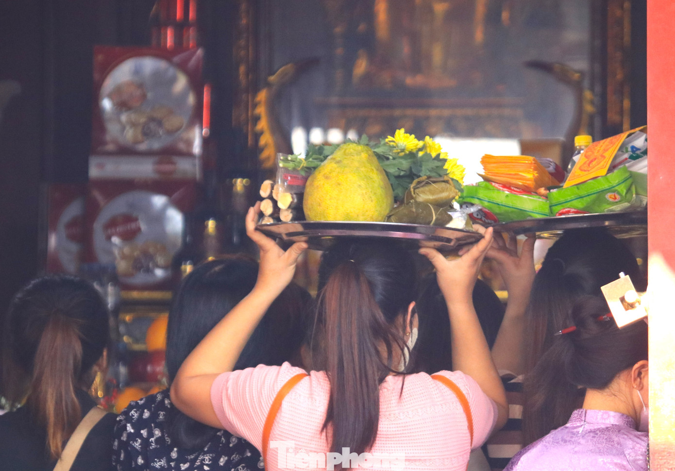 Ngoài tiền vàng, nhiều du khách chuẩn bị mâm lễ hoa quả và xôi gà để thắp hương.