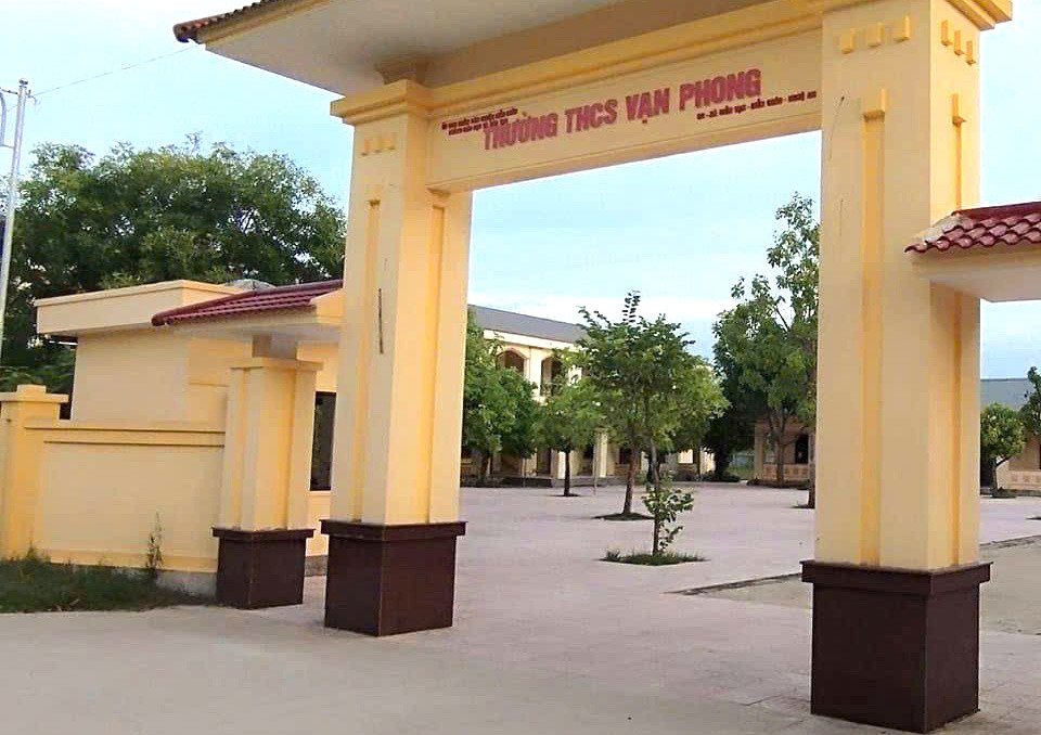 Trường THCS Vạn Phong nơi xảy ra sự việc 2 thầy cô trong trường xô xát nhau rồi cùng làm đơn tố cáo.