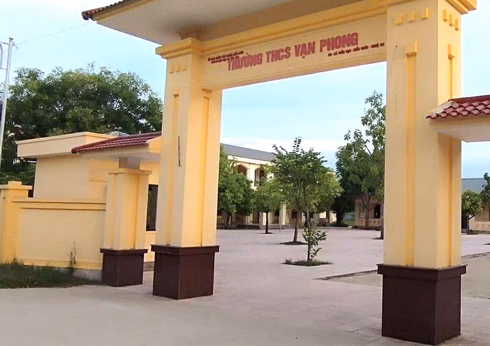 Trường THCS Vạn Phong nơi xảy ra sự việc 2 thầy cô trong trường xô xát nhau rồi cùng làm đơn tố cáo.