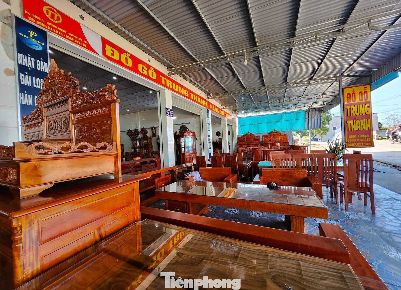 Cả dãy cửa hàng nằm trục chính đường vào xã Quỳnh Hưng vốn tấp nập kẻ bán người mua nay vắng hoe người. Cả dãy cửa hàng nằm trục chính đường vào xã Quỳnh Hưng vốn tấp nập kẻ bán người mua nay vắng hoe người.