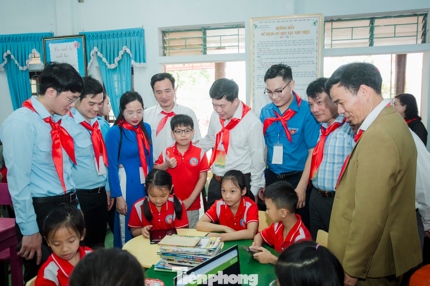 Các đại biểu tham quan triển lãm tranh và hoạt động trải nghiệm không gian đọc sách. Các đại biểu tham quan triển lãm tranh và hoạt động trải nghiệm không gian đọc sách.