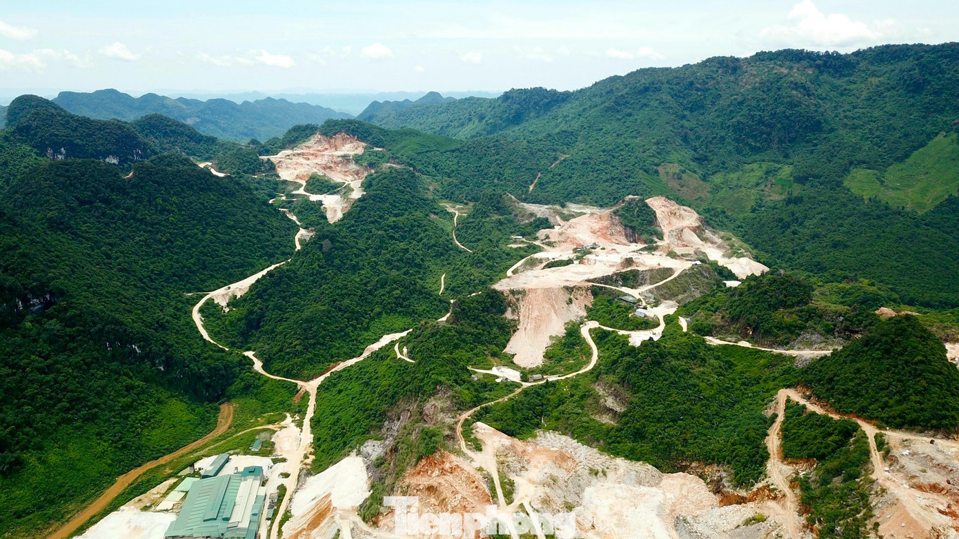 Theo thống kê của huyện Quỳ Hợp, hiện trên địa bàn huyện này có tổng cộng 79 mỏ khoáng sản được cấp phép còn hạn của 64 doanh nghiệp. Trong đó có hơn 30 mỏ khai thác đá hoa trắng, 29 mỏ khai thác đá xây dựng. Số còn lại là mỏ quặng thiếc và một số mỏ khác.