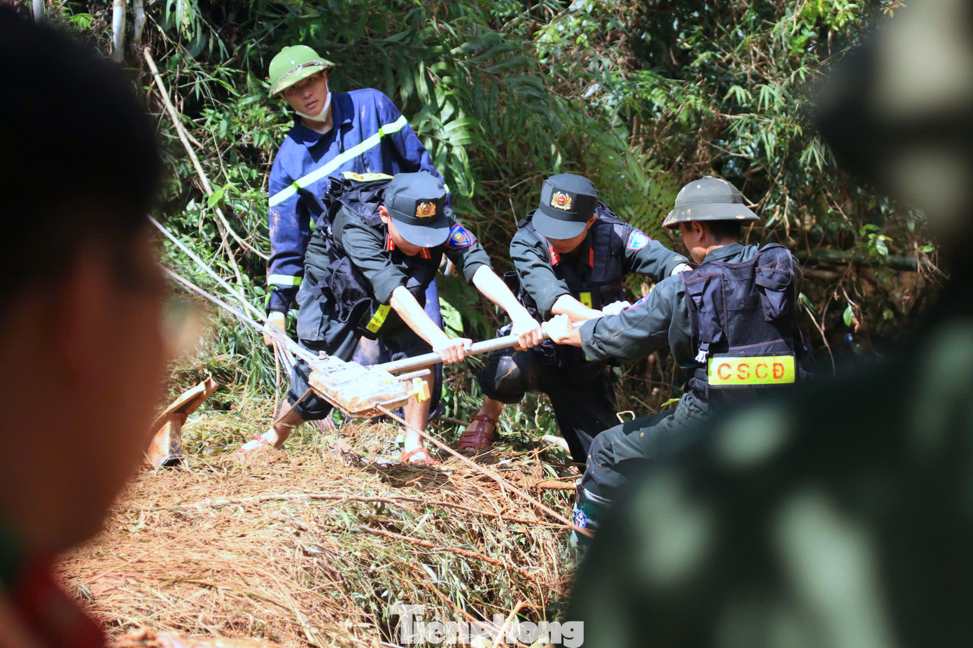 Cán bộ chiến sĩ Công an tỉnh Cao Bằng, công an huyện Nguyên Bình cật lực kéo cáp để trục vớt chiếc xe khách.