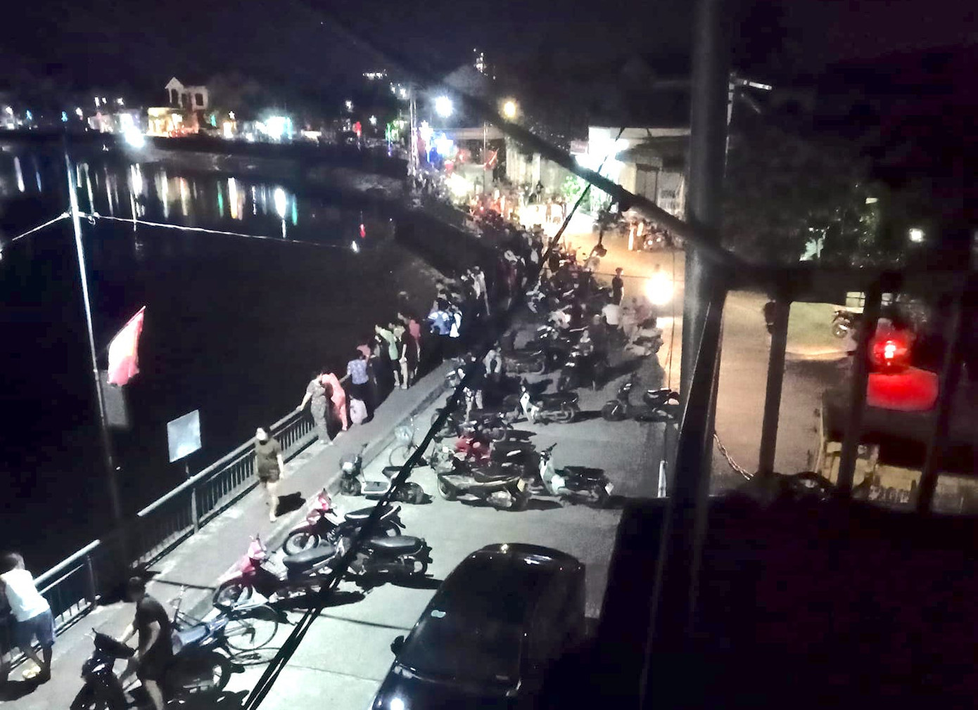 Rất đông người dân hiếu kỳ theo dõi sự việc.