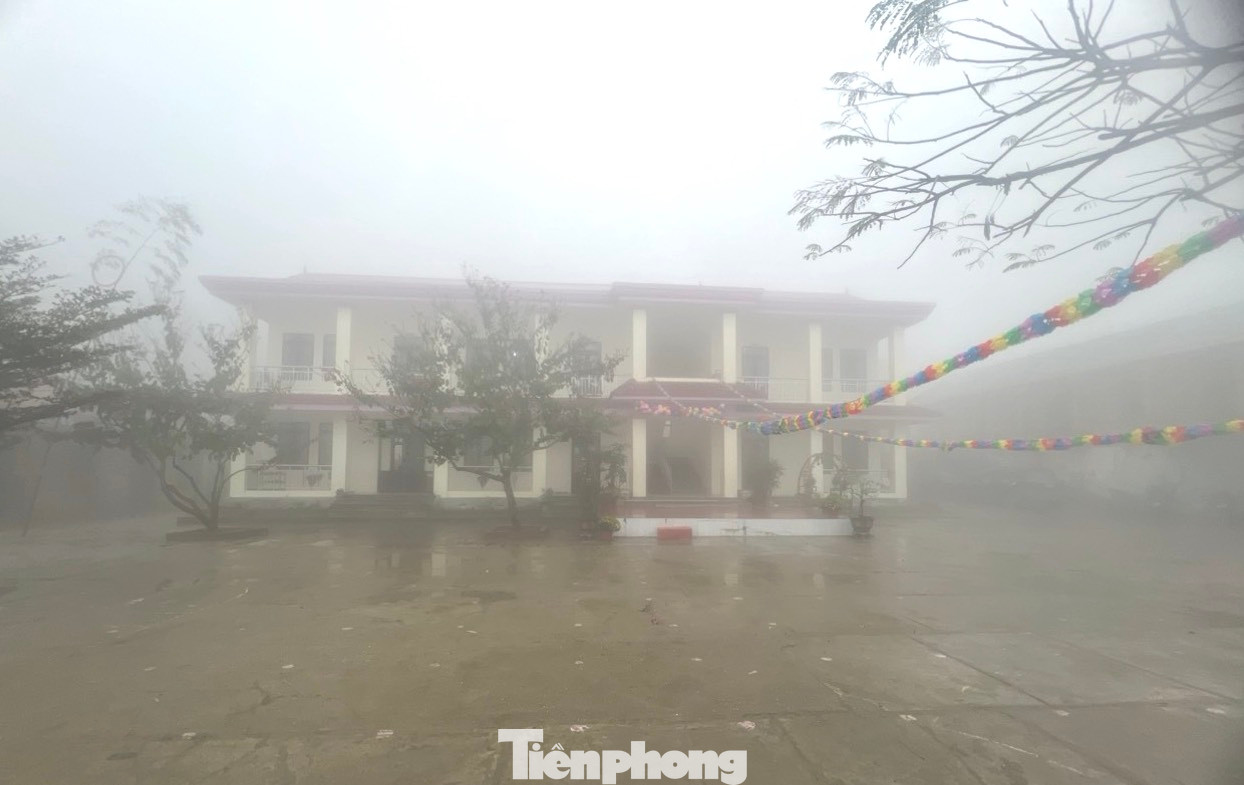 Trường Phổ thông Dân tộc bán trú Tiểu học Nậm Cắn 1 mờ ảo trong sương mù.