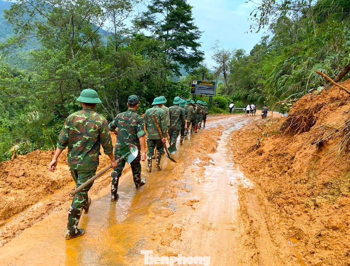 Cán bộ chiến sĩ Lữ đoàn Công binh 575 (Quân Khu 1) mang dụng cụ đi bộ vào xã Ca Thành (huyện Nguyên Bình) để tìm kiếm các nạn nhân gặp nạn trong các vụ sạt lở.