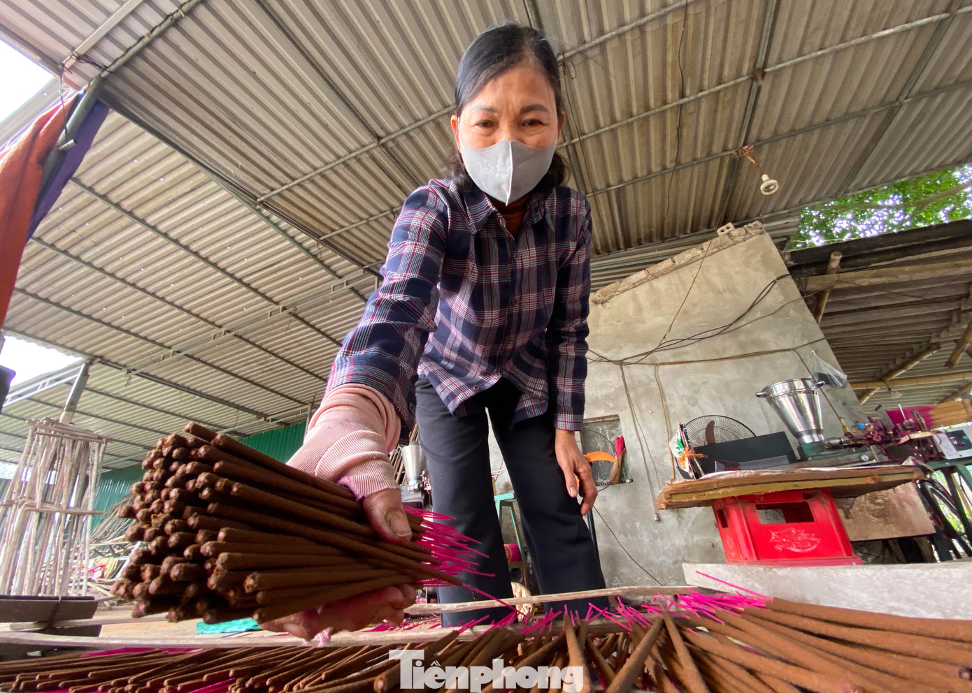 Khi hương ra, bà Hiền rải đều lên các giá gỗ.