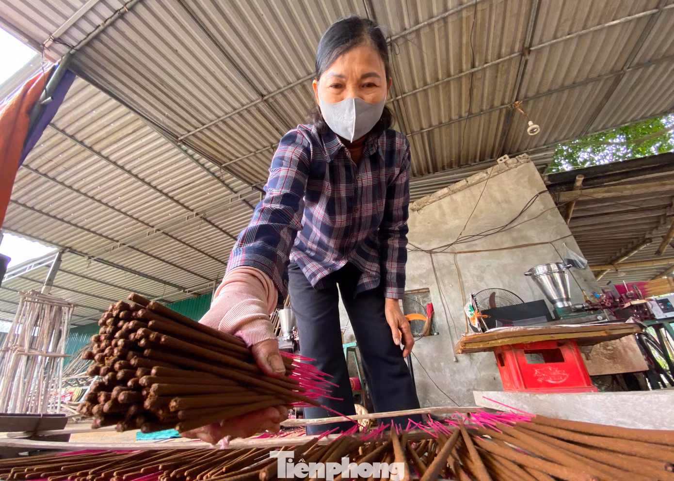 Khi hương ra, bà Hiền rải đều lên các giá gỗ.