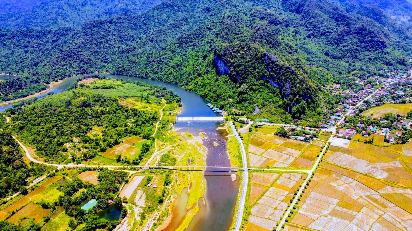 Địa điểm tổ chức bắt cá là sông Giăng ngay dưới chân đập Phà Lài (xã Môn Sơn). Các đội thi được phép bắt cá trên khúc sông dài gần 1km. Trước đó, đoạn sông này đã được cấm đánh bắt cá dưới mọi hình thức nhằm bảo tồn nguồn lợi thủy sản. (Ảnh: DTSG).