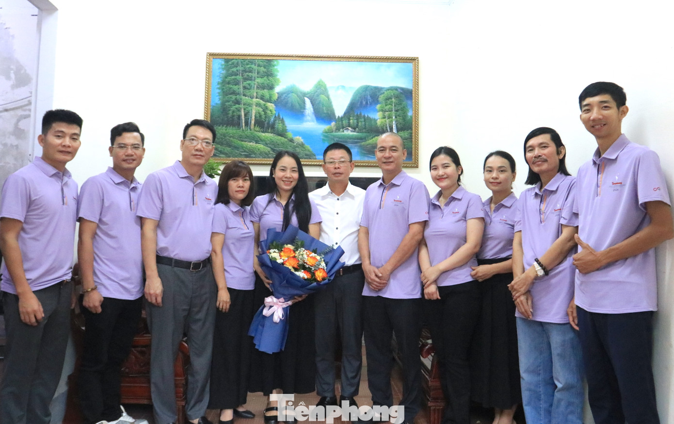 Tổng Biên tập Báo Tiền Phong Phùng Công Sưởng chụp ảnh cùng tập thể cán bộ phóng viên văn phòng Bắc Trung Bộ.