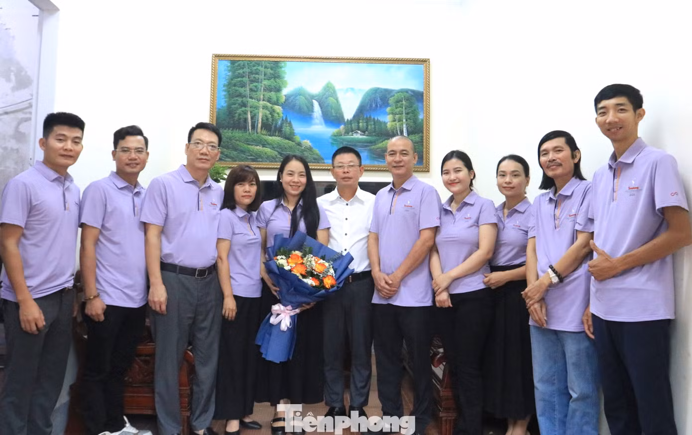 Tổng Biên tập Báo Tiền Phong Phùng Công Sưởng chụp ảnh cùng tập thể cán bộ phóng viên văn phòng Bắc Trung Bộ.