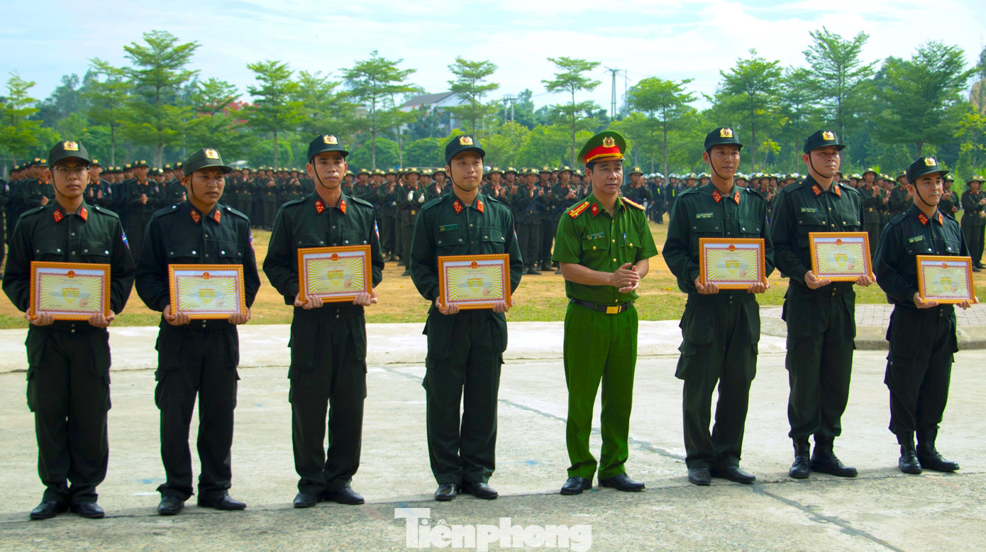 Ghi nhận những thành tích đã đạt được trong công tác quản lý và huấn luyện, Bộ Tư lệnh CSCĐ đã tặng giấy khen cho 39 chiến sỹ có thành tích xuất sắc trong công tác học tập, rèn luyện.