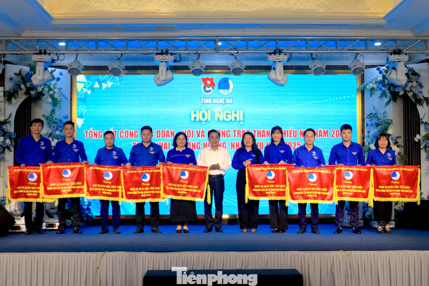 Tặng cờ thi đua của Hội Liên hiệp Thanh niên Việt Nam tỉnh Nghệ An cho các tập thể xuất sắc tiêu biểu trong công tác Hội và phong trào thanh niên năm 2024.