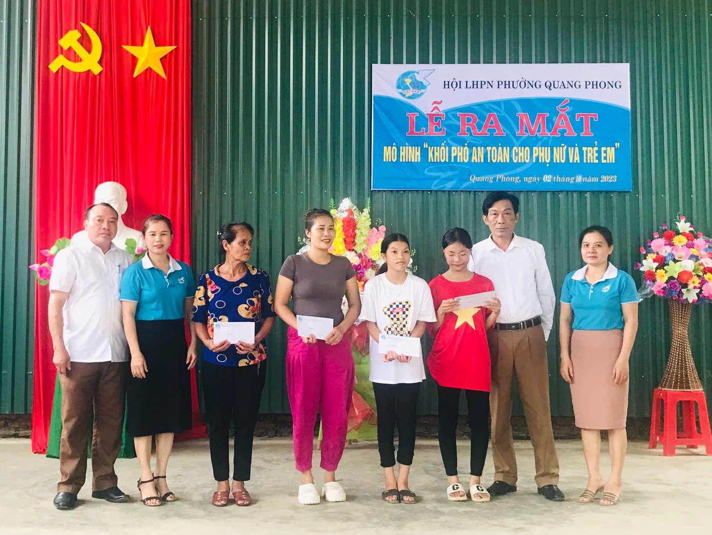 Trước đó, Hội Liên hiệp phụ nữ phường Quang Trung (thị xã Thái Hòa) đã ra mắt mô hình "khối phố an toàn cho phụ nữ và trẻ em"; Hội Liên hiệp phụ nữ xã Nghĩa Mỹ trao quà cho các hộ có hoàn cảnh khó khăn trên địa bàn (ảnh phải).