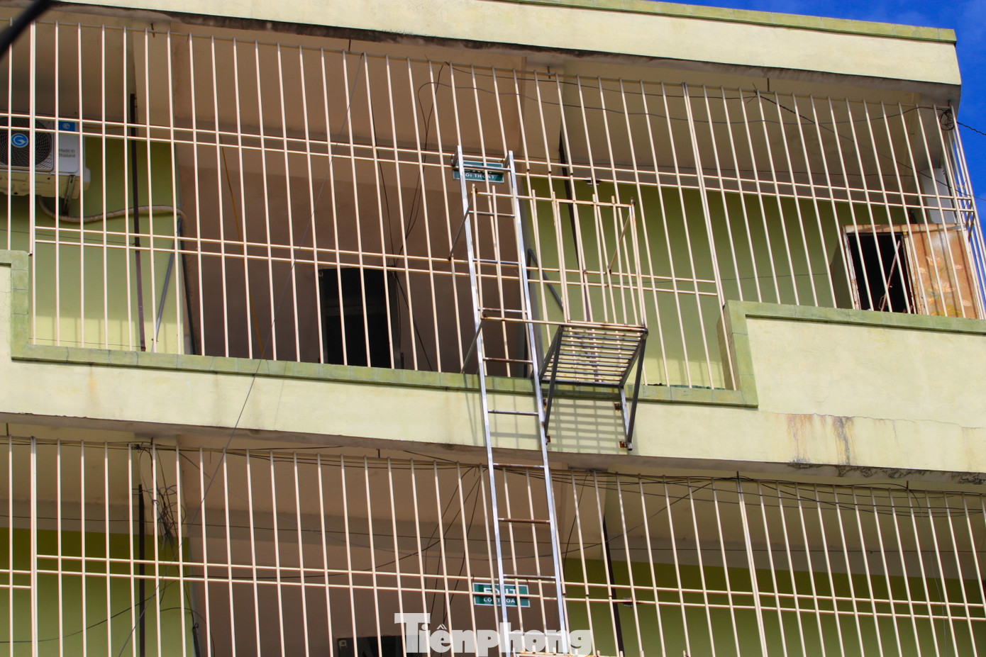 Vị lãnh đạo Công an thành phố Vinh cho biết thêm, thời gian qua lực lượng chức năng đã và đang tiến hành kiểm tra tại các nhà ở có nhiều căn hộ, nhà trọ cho thuê trên địa bàn. Một số cơ sở vi phạm về PCCC đã được lực lượng chức năng lập biên bản xử lý vi phạm, đồng thời hướng dẫn bổ sung, nâng cấp lại hệ thống để đảm bảo an toàn khi có cháy nổ xảy ra ra. Bên cạnh đó, lực lượng chức năng cũng tập trung tuyên truyền người dân cắt bỏ "chuồng cọp", tạo lối thoát hiểm để đề phòng khi có sự cố cháy nổ xảy ra.