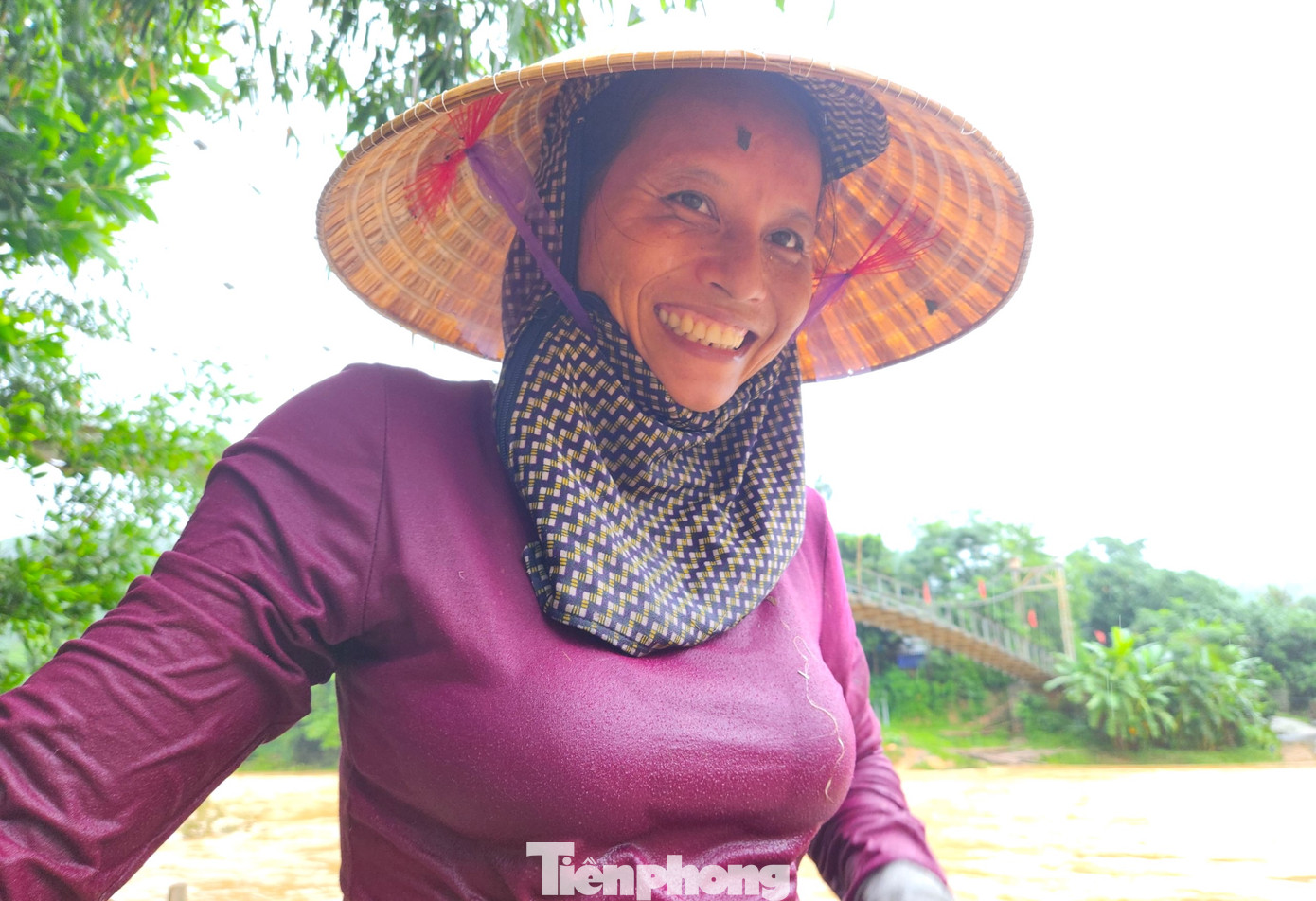 Ngâm mình dưới nước hơn 30 phút, chị Thuận cũng bắt được một ít cá khe, suối nhỏ đựng trong giỏ đan bằng tre. "Tôi phải đi lên khúc suối trên này bắt nữa. Dưới này nhiều người bắt quá rồi không có cá nữa. Cố kiếm thêm ít nữa, trưa nay cả nhà có món cá để ăn", chị Thuận vừa nói vừa lội lên khỏi bờ suối để di chuyển ra một vị trí khác để tiếp tục bắt cá. Chị Thuận cho hay, trước đây cá nhiều chị còn bắt về bán được. Nhưng đợt này cá ít nên chỉ bắt về cho gia đình ăn. Ngâm mình dưới nước hơn 30 phút, chị Thuận cũng bắt được một ít cá khe, suối nhỏ đựng trong giỏ đan bằng tre. "Tôi phải đi lên khúc suối trên này bắt nữa. Dưới này nhiều người bắt quá rồi không có cá nữa. Cố kiếm thêm ít nữa, trưa nay cả nhà có món cá để ăn", chị Thuận vừa nói vừa lội lên khỏi bờ suối để di chuyển ra một vị trí khác để tiếp tục bắt cá. Chị Thuận cho hay, trước đây cá nhiều chị còn bắt về bán được. Nhưng đợt này cá ít nên chỉ bắt về cho gia đình ăn.