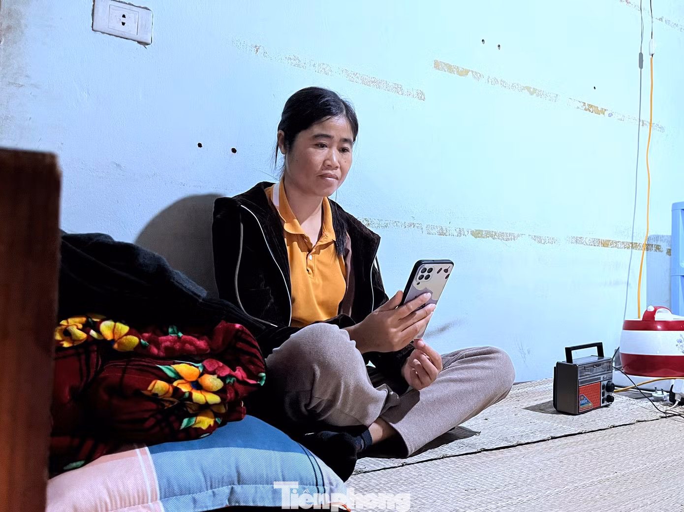 Có những người nhớ nhà lại cầm điện thoại gọi về cho chồng, con để hỏi han sức khỏe, tình hình sắm Tết. "Tết nhớ nhà lắm, muốn được về sớm cùng chồng, con soạn sửa đón Tết nhưng không được. Giờ đành phải gọi điện thoại hỏi thăm chồng con cho đỡ nhớ nhà thôi", chị Lô Thị Cúc (trú xã Thông Thụ, huyện Quế Phong, Nghệ An) nói và cho hay, giờ phải chăm sóc tốt sức khỏe của mình, đỡ phiền hà đến chồng con có lẽ là cách tốt nhất cho gia đình những lúc này.