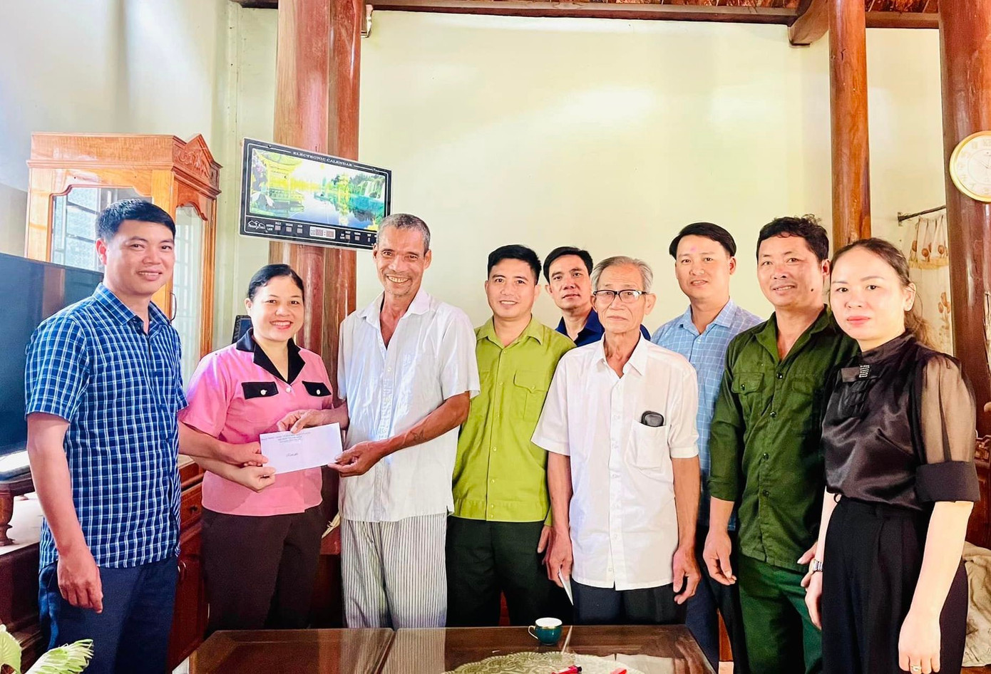 Chính quyền địa phương tặng quà, tuyên dương ông Mạo.