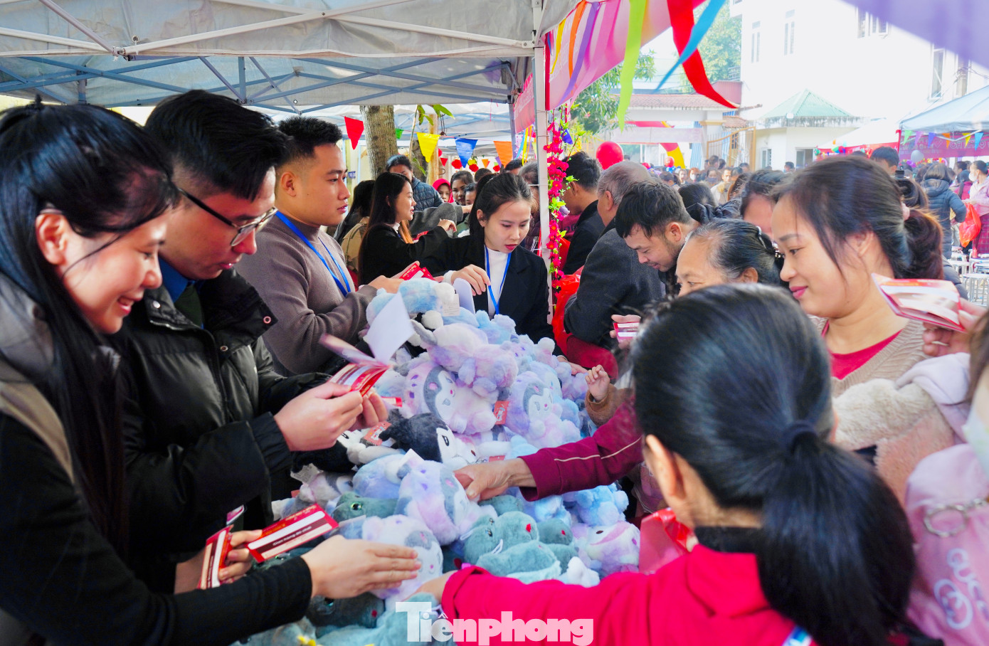 Đây là lần thứ 2 phiên chợ được tổ chức nhằm kết nối các nhà hảo tâm với những bệnh nhân, người nhà bệnh nhân đang điều trị tại viện.