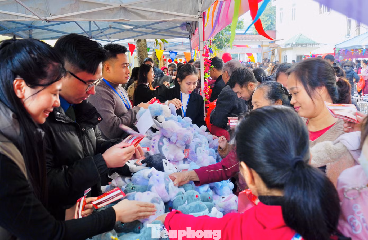 Đây là lần thứ 2 phiên chợ được tổ chức nhằm kết nối các nhà hảo tâm với những bệnh nhân, người nhà bệnh nhân đang điều trị tại viện. Đây là lần thứ 2 phiên chợ được tổ chức nhằm kết nối các nhà hảo tâm với những bệnh nhân, người nhà bệnh nhân đang điều trị tại viện.