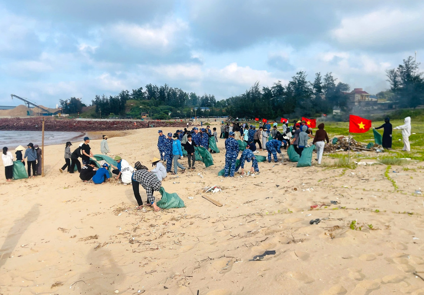 Hoạt động dọn vệ sinh bờ biển, tuyên truyền luật đánh bắt hải sản là hoạt động có ý nghĩa trong chương trình công tác dân vận "Cảnh sát biển với đồng bào dân tộc, tôn giáo" trên địa bàn xã Nghi Thiết. Hoạt động dọn vệ sinh bờ biển, tuyên truyền luật đánh bắt hải sản là hoạt động có ý nghĩa trong chương trình công tác dân vận "Cảnh sát biển với đồng bào dân tộc, tôn giáo" trên địa bàn xã Nghi Thiết.