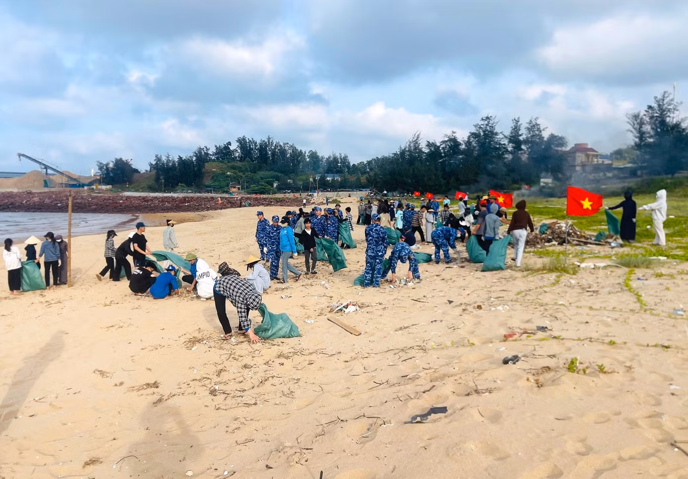 Hoạt động dọn vệ sinh bờ biển, tuyên truyền luật đánh bắt hải sản là hoạt động có ý nghĩa trong chương trình công tác dân vận "Cảnh sát biển với đồng bào dân tộc, tôn giáo" trên địa bàn xã Nghi Thiết.