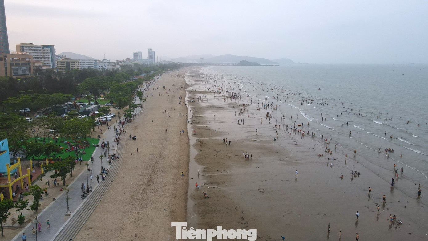 Sau đợt chỉnh trang đô thị, bãi biển Cửa Lò đã sạch đẹp, thông thoáng với bãi cát trải dài để du khách có thể vui chơi thỏa thích. Sau đợt chỉnh trang đô thị, bãi biển Cửa Lò đã sạch đẹp, thông thoáng với bãi cát trải dài để du khách có thể vui chơi thỏa thích.