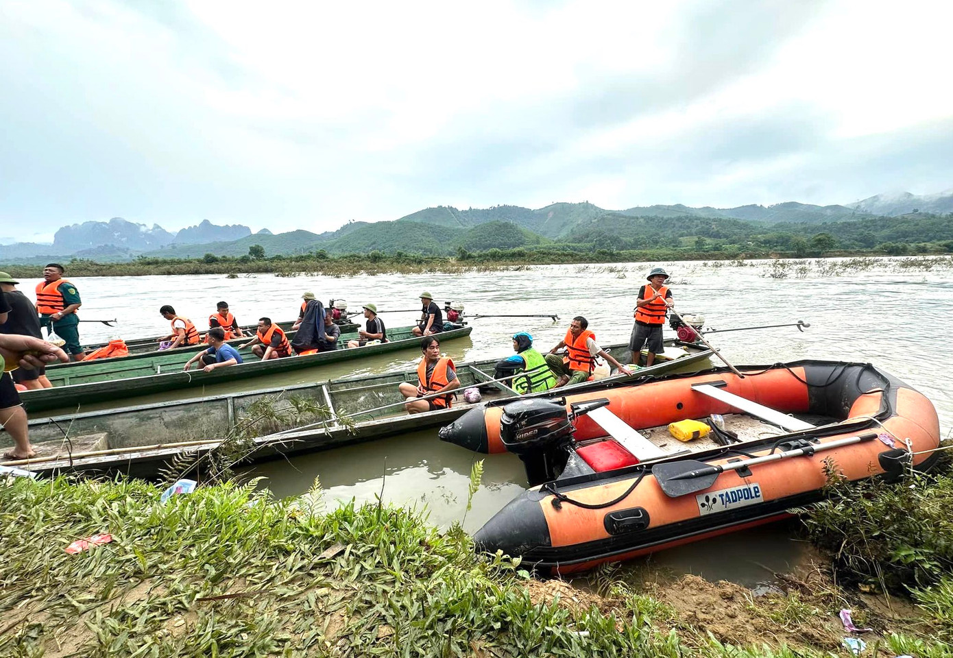 Nhiều phương tiện thuyền, xuồng được huy động để tìm kiếm nạn nhân C. trên sông.
