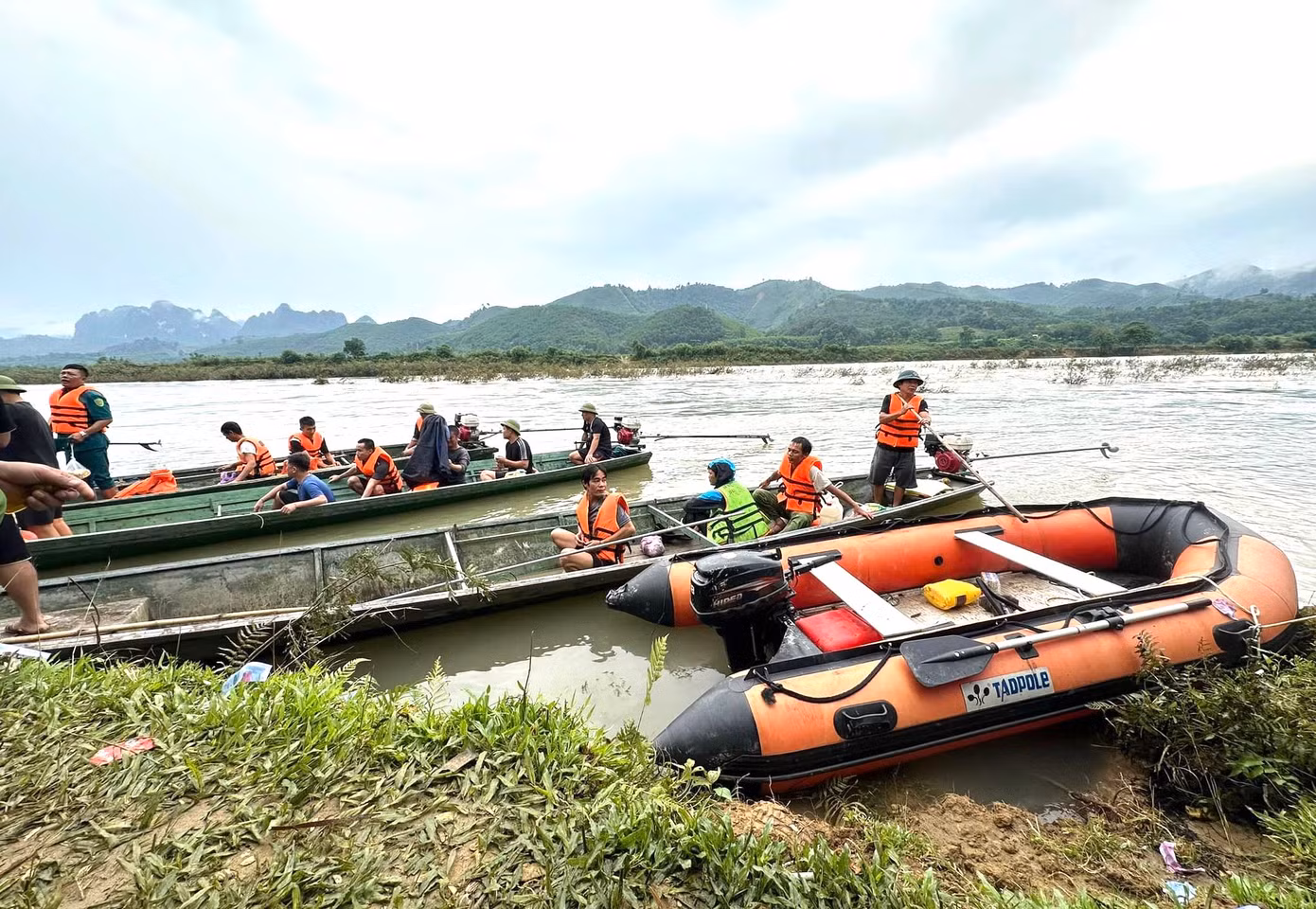 Nhiều phương tiện thuyền, xuồng được huy động để tìm kiếm nạn nhân C. trên sông.
