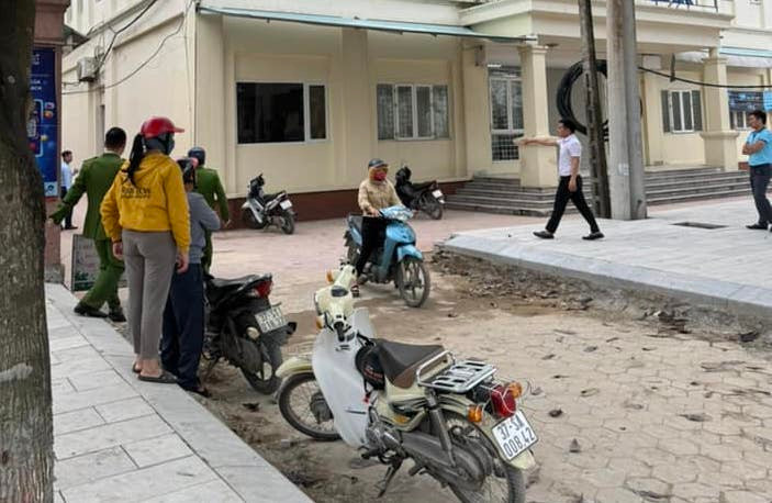 Cơ quan công an có mặt tại hiện trường để điều tra truy bắt nghi phạm gây ra vụ cướp.