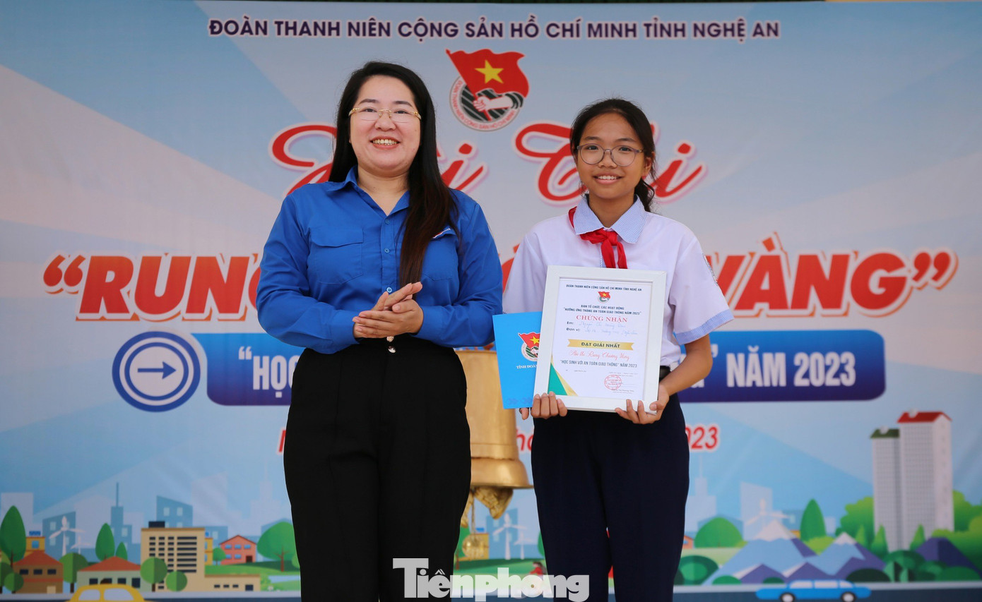 Phó Bí thư Tỉnh Đoàn Nghệ An Nguyễn Thị Phương Thúy trao giấy chứng nhận và phần thưởng cho thí sinh đạt giải Nhất cuộc thi Rung chuông vàng "Học sinh với an toàn giao thông năm 2023" được tổ chức tại Trường THCS Nghi Lâm, huyện Nghi Lộc.