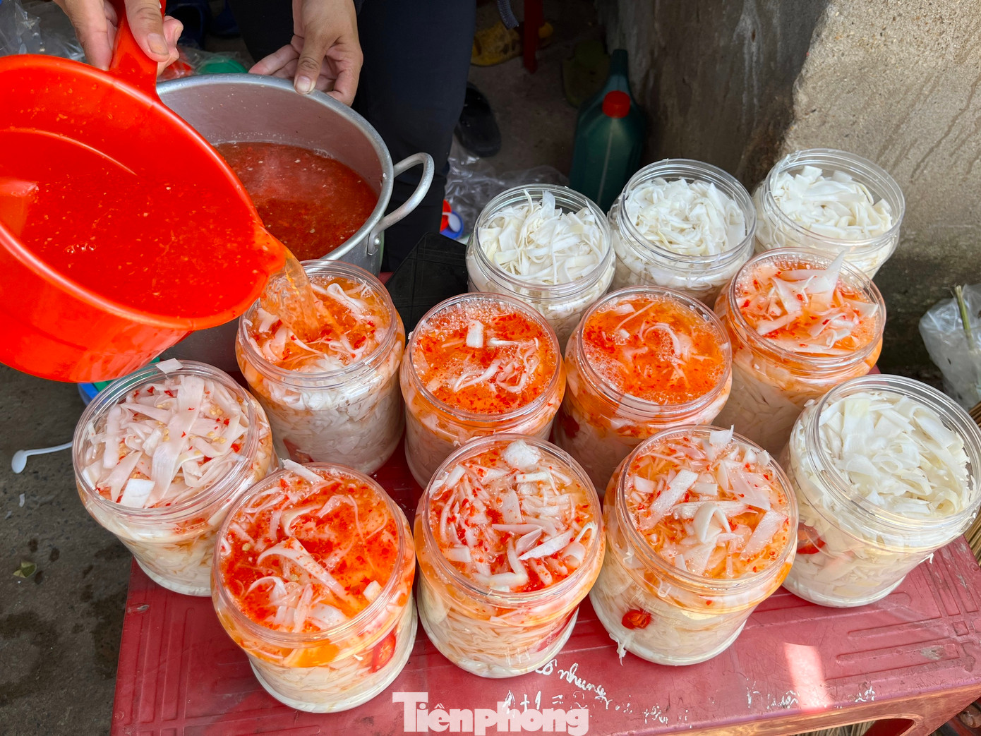 Nhiều cơ sở ngâm măng thành từng hũ, thêm ớt để chua rồi bán làm quà. Những hũ măng trở thành đặc sản đi từ vùng núi đến các huyện thành thị trong và ngoài tỉnh.