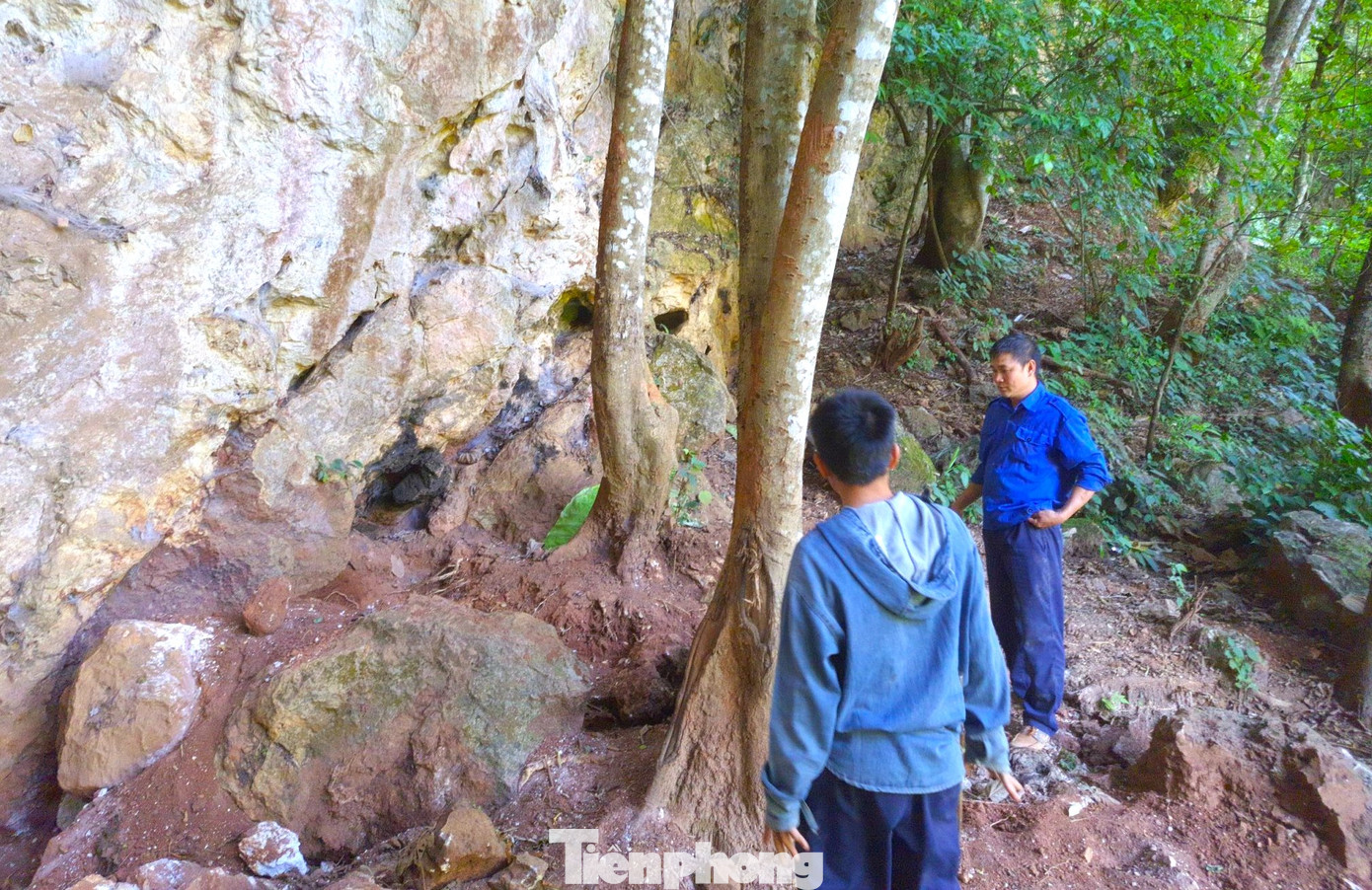 "Anh em cán bộ đào bằng thủ công. Có khi phải đào sâu dưới đất 3-4m. Gặp những hang núi đá có khi đào trúng vách đá nên gặp rất nhiều khó khăn. Nhưng khi tìm thấy được phần mộ các bác, ai cũng vui mừng vì sẽ sớm đưa được các bác trở về với quê hương", Trung tá Ngô Huy Kiệm chia sẻ. "Anh em cán bộ đào bằng thủ công. Có khi phải đào sâu dưới đất 3-4m. Gặp những hang núi đá có khi đào trúng vách đá nên gặp rất nhiều khó khăn. Nhưng khi tìm thấy được phần mộ các bác, ai cũng vui mừng vì sẽ sớm đưa được các bác trở về với quê hương", Trung tá Ngô Huy Kiệm chia sẻ.
