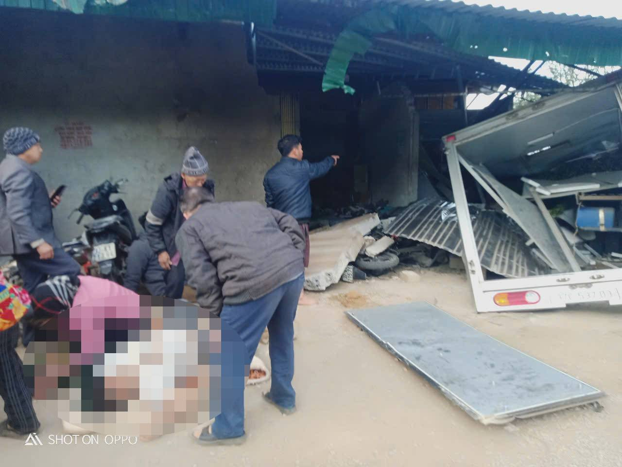 Thời điểm này, trong quán tạp hóa đang có 6 người dân gồm 2 người lớn và 4 trẻ nhỏ. Vụ tai nạn đã khiến cả 6 người tử vong thương tâm. Thời điểm này, trong quán tạp hóa đang có 6 người dân gồm 2 người lớn và 4 trẻ nhỏ. Vụ tai nạn đã khiến cả 6 người tử vong thương tâm.