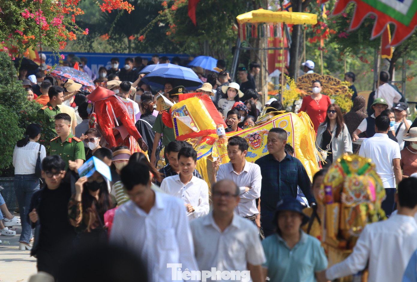 Trên tay du khách là những mâm lễ, voi, ngựa giấy để dâng lên Đền Ông Hoàng Mười.