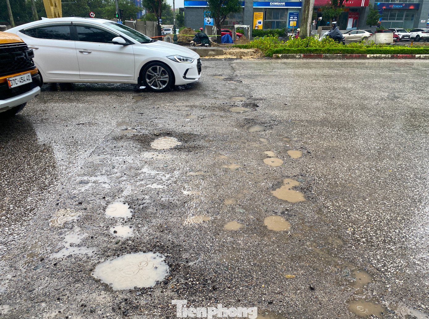 Ghi nhận thực tế trên tuyến, nhiều vị trí cống ngang đường đã được thi công xong nhưng chỉ vá tạm mặt đường như "chiếc áo rách".