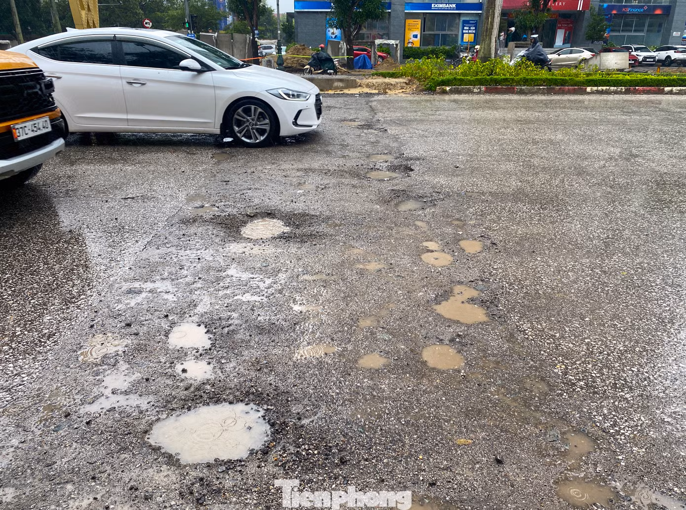 Ghi nhận thực tế trên tuyến, nhiều vị trí cống ngang đường đã được thi công xong nhưng chỉ vá tạm mặt đường như "chiếc áo rách".