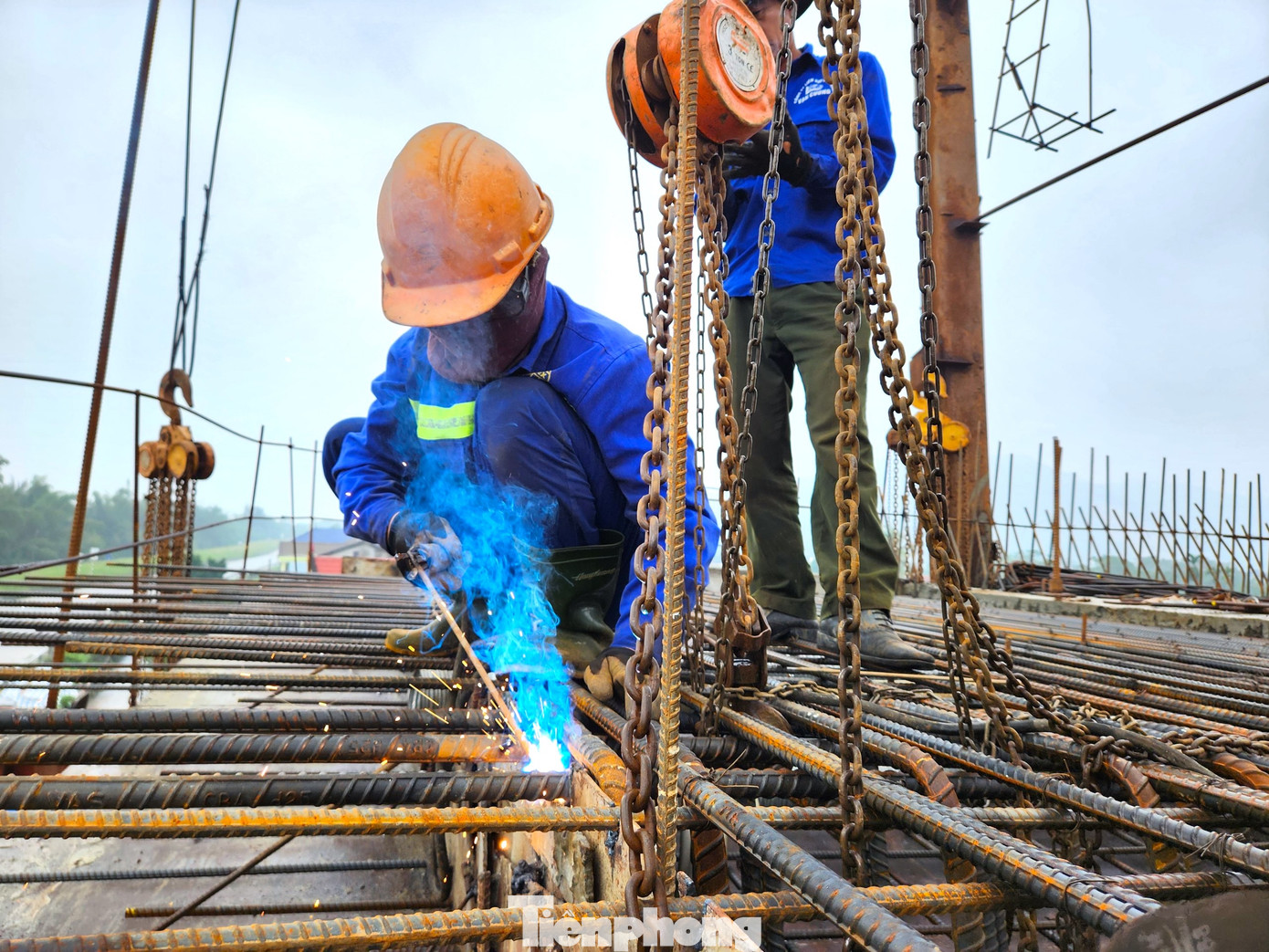 Cầu Hưng Đức dự kiến sẽ hoàn thành vào tháng 5/2024 nên các công nhân đang tăng cường làm việc cả ngày và đêm. Cầu Hưng Đức dự kiến sẽ hoàn thành vào tháng 5/2024 nên các công nhân đang tăng cường làm việc cả ngày và đêm.