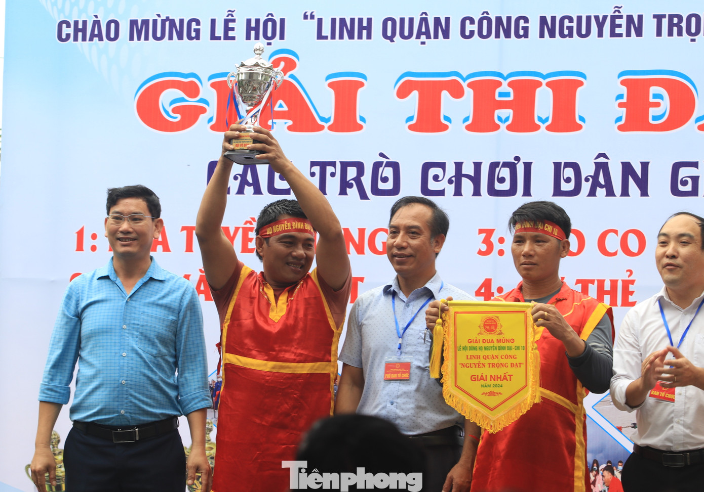 Sau 3 lượt thi đấu đua thuyền mủng, ban tổ chức đã trao giải cho đội vô địch và các đội đạt giải nhì, giải 3.