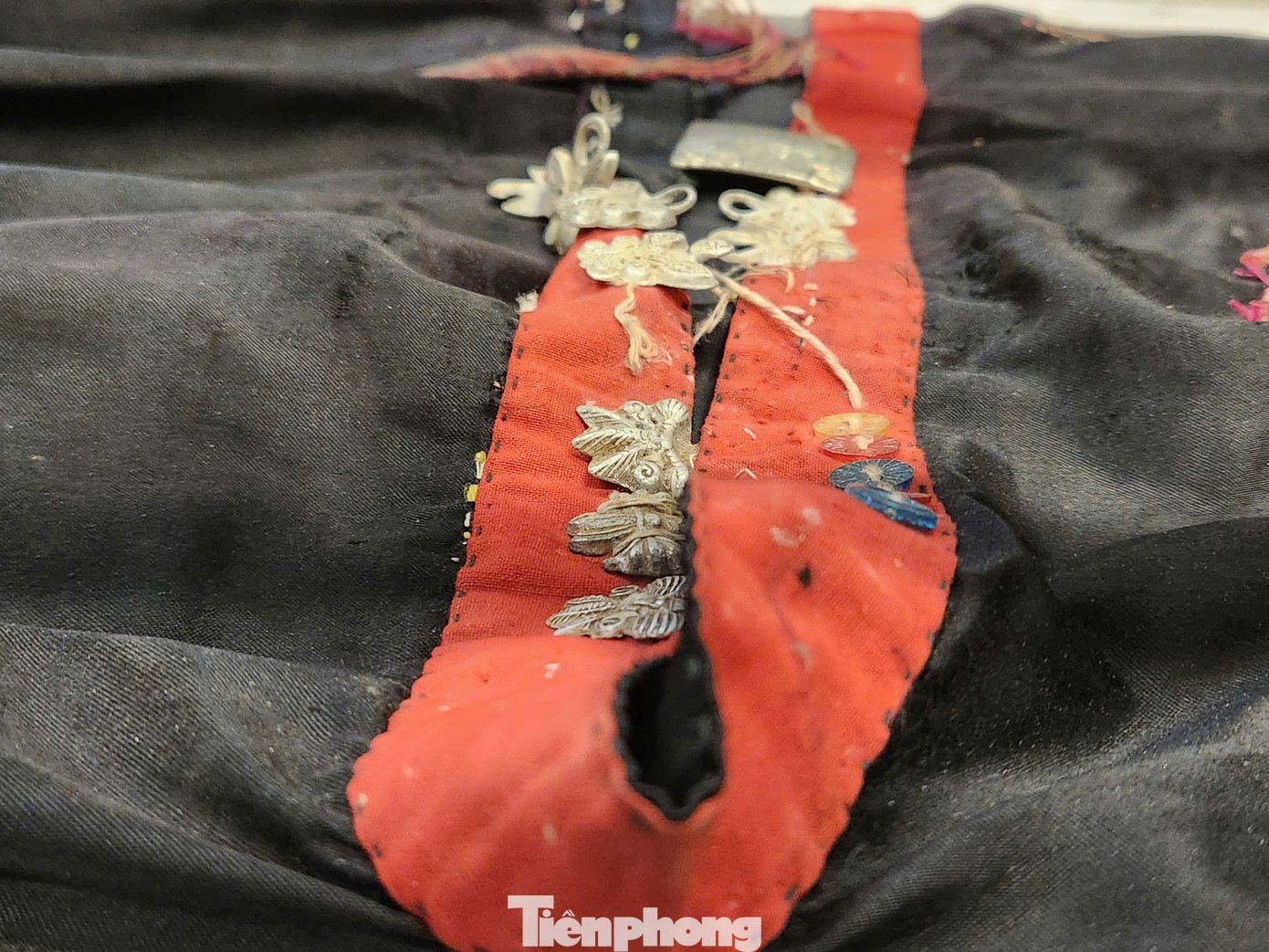 Các hiện vật chủ yếu gồm trang phục của các dân tộc như người Thái ở Nghệ An, Sơn La, người Mông, Dao Tiền, Dao Đỏ, người Tày, người Mường ở Thanh Hóa, Hòa Bình.