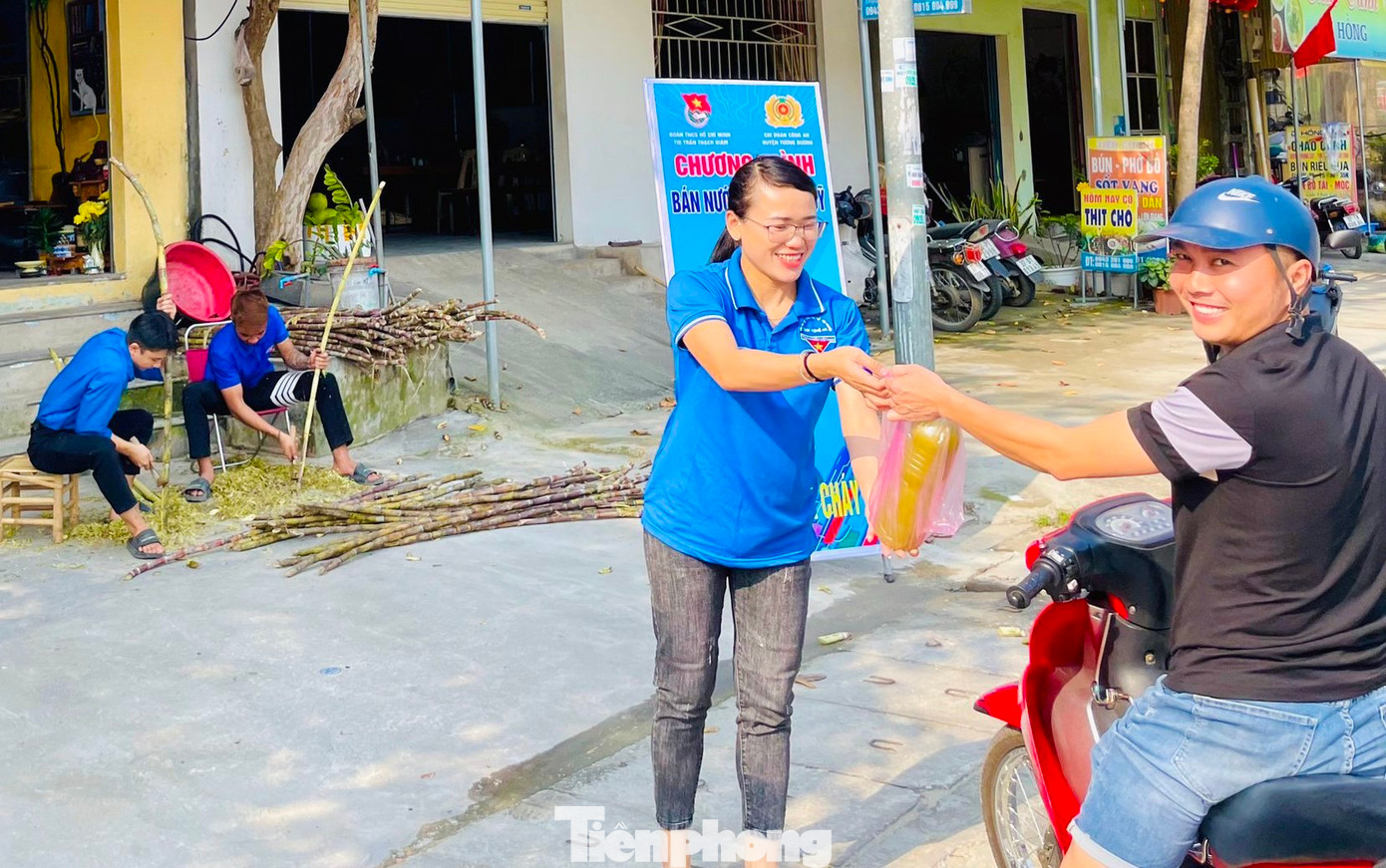 Trong ngày 22/3, tuổi trẻ thị trấn Thạch Giám (Tương Dương, Nghệ An) phối hợp với Đoàn Thanh niên Công an huyện Tương Dương đã triển khai chương trình bán nước mía gây quỹ hưởng ứng phong trào “Nhà tôi có bình chữa cháy”. Số tiền gây quỹ được dùng để trao tặng bình chữa cháy cho gia đình có hoàn cảnh đặc biệt khó khăn, gia đình có công với cách mạng trên địa bàn thị trấn Thạch Giám. Ảnh: Lô Việt Đức