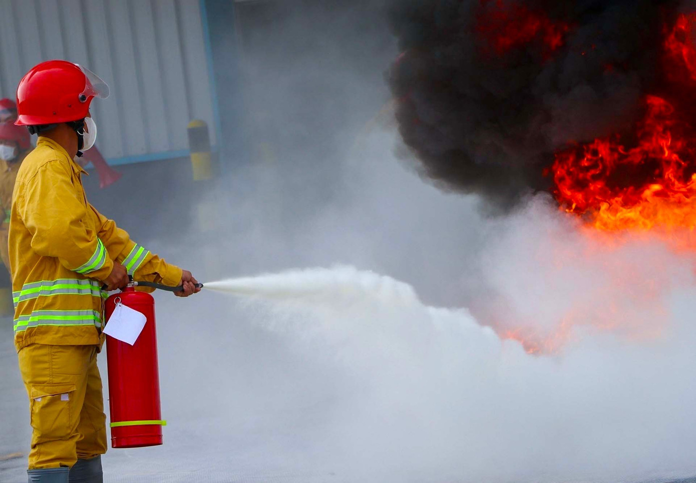 Cảnh sát dùng bình xịt để dập tắt đám cháy phía ngoài công ty.