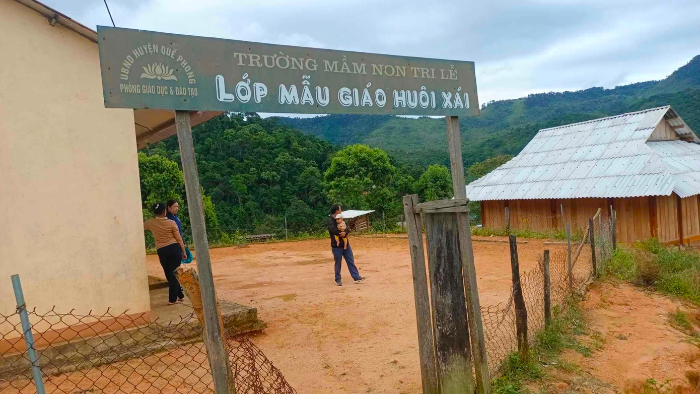 Năm học 2023-2024, theo kế hoạch học sinh tại Nghệ An sẽ tựu trường vào ngày 28/8. Ngày 5/9, các trường học sẽ tổ chức khai giảng năm học mới. Bắt đầu từ tháng 8, nhiều trường học ở Nghệ An đã chuẩn bị cơ sở vật chất cho năm học mới. Trong ảnh, lớp mẫu giáo điểm Huồi Xái thuộc trường mầm non Tri Lễ, xã Tri Lễ, huyện miền núi Quế Phong (Nghệ An) đã được dọn dẹp sạch sẽ.