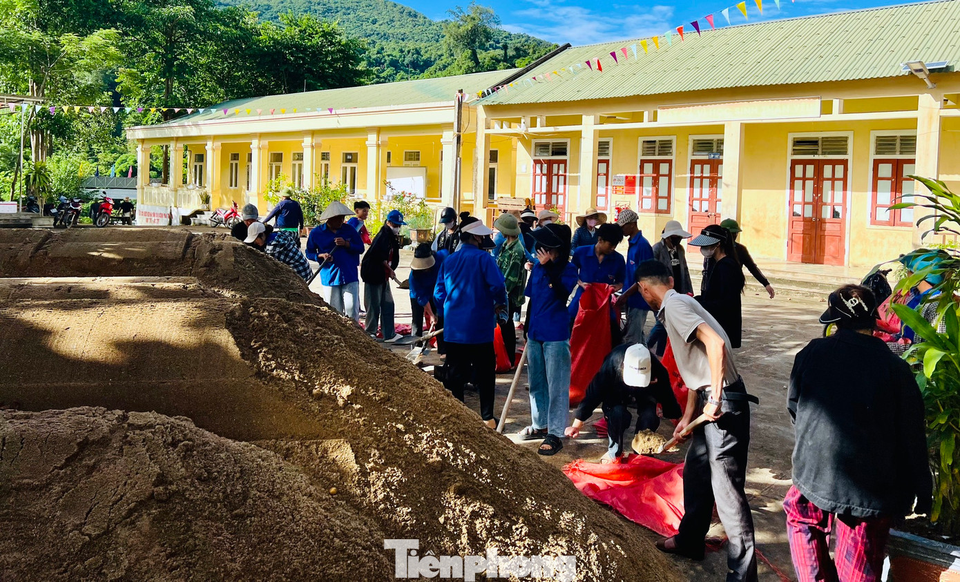 "Còn một đoạn đường nữa, ít ngày tới, các đoàn viên thanh niên xã sẽ phối hợp đơn vị chức năng để tiếp tục đổ bê tông, làm mới con đường. Đoàn xã phấn đấu làm sạch đẹp để các em học sinh và giáo viên có đường mới đi lại trong năm học này", anh Lê Văn Hoàn - Bí thư Đoàn xã Nhôn Mai chia sẻ. "Còn một đoạn đường nữa, ít ngày tới, các đoàn viên thanh niên xã sẽ phối hợp đơn vị chức năng để tiếp tục đổ bê tông, làm mới con đường. Đoàn xã phấn đấu làm sạch đẹp để các em học sinh và giáo viên có đường mới đi lại trong năm học này", anh Lê Văn Hoàn - Bí thư Đoàn xã Nhôn Mai chia sẻ.